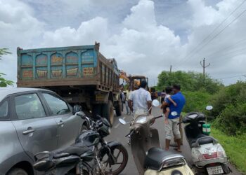 अलिबाग – बेलकडे रस्त्यावर अपघात; ट्रक काढण्यासाठी जेसीबीची मदत