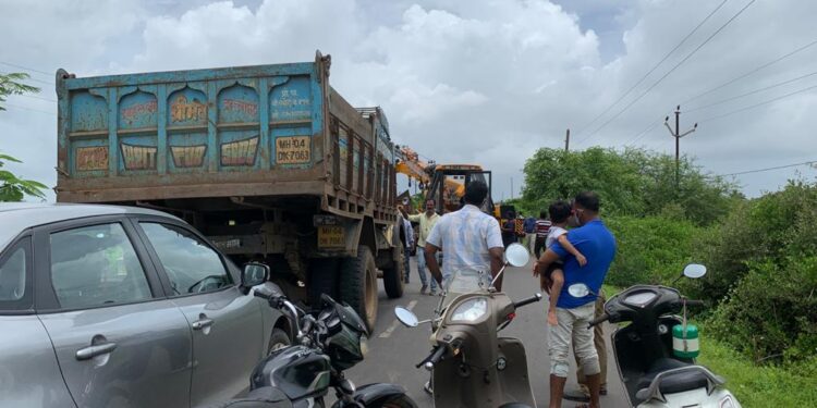 अलिबाग – बेलकडे रस्त्यावर अपघात; ट्रक काढण्यासाठी जेसीबीची मदत
