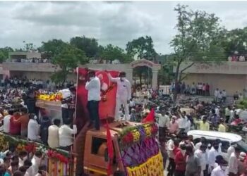 अश्रु अनावर! आबांची अंत्ययात्रा…जनसागर उसळला