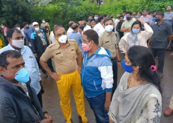 जिल्हा परिषद अध्यक्ष योगिता पारधी, माजी अध्यक्ष ॲड आस्वाद पाटील यांची दरड ग्रस्त गावाला भेट