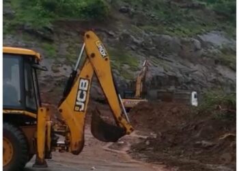भालगाव-मुरुड रस्त्यावरील दरड बाजूला काढण्याचे काम युद्धपातळीवर; अजूनही हा मार्ग बंदच