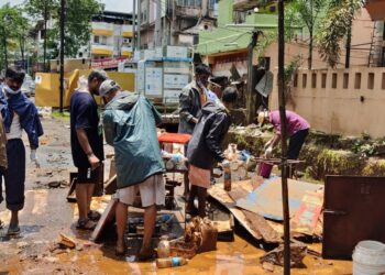 महापुरात आलेला कचरा स्वच्छ करण्यासाठी डॉ. श्री. नानासाहेब धर्माधिकारी प्रतिष्ठानचे हजारो हात एकत्र