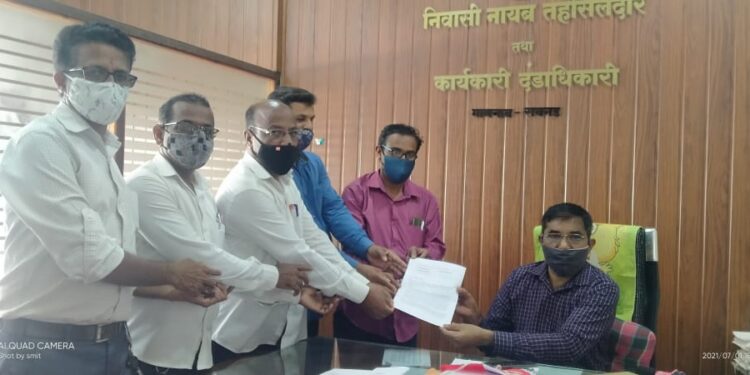 जुन्या पेन्शनसाठी तहसीलदारांना शिक्षकांचे निवेदन