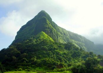 डोंगर खचल्याने अलर्ट