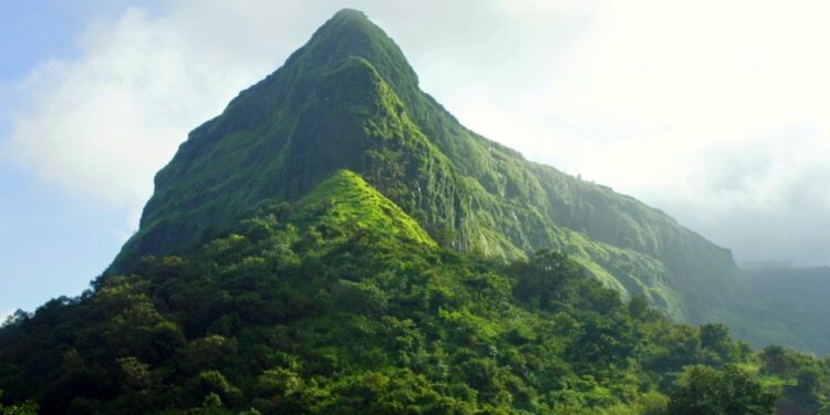 डोंगर खचल्याने अलर्ट