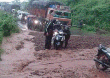 पावसात भरावाची माती महामार्गावर