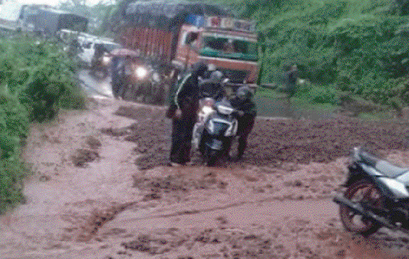 पावसात भरावाची माती महामार्गावर