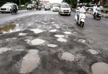 मुंबई–गोवा महामार्गाची चाळण, खड्डय़ांमुळे लोकांचा जीव जाणार नाही याची काळजी घ्या : उच्च न्यायालय