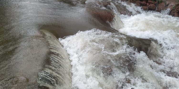 धुवाधार पावसात साकव गेला वाहून; ५ लाख रुपये पाण्यात