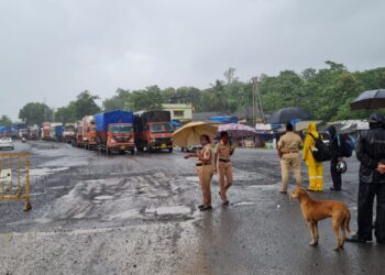 महाडमध्ये रस्ता खचला; मुंबई-गोवा महामार्ग ठप्प