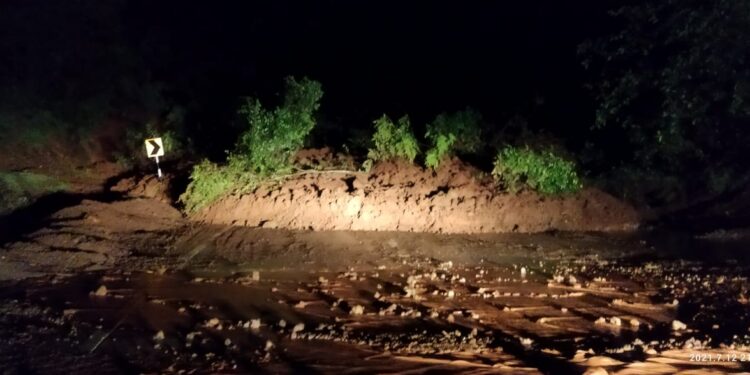 मुरुडकडे जाण्यासाठी एकमेव सुरू असलेल्या रोहा-भालगाव मार्गावर दरड