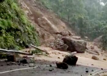 नेरळ-माथेरान घाटात दरड कोसळली; रस्त्यात वाहने अडकली