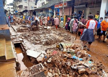 जगद्गुरू नरेंद्राचार्य महाराज संस्थानतर्फे महाड येथे श्रमदान