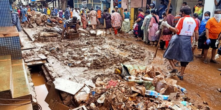 जगद्गुरू नरेंद्राचार्य महाराज संस्थानतर्फे महाड येथे श्रमदान