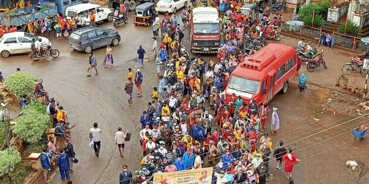 जगद्गुरू नरेंद्राचार्य महाराज संस्थानतर्फे महाड येथे श्रमदान
