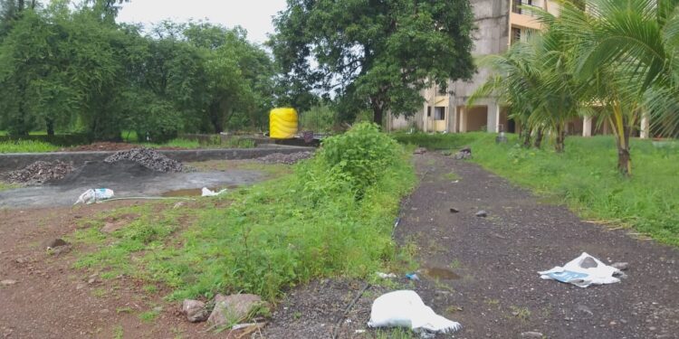 पूर्वापार वहिवाटीचा रस्ता अडवल्याने शेतकरी संतापले