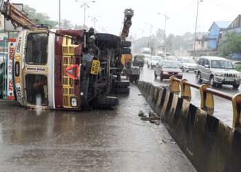 ट्रक पलटी झाल्याने  ‘या’ हायवेची  वाहतूक थांबली