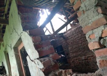 मुसळधार पावसामुळे घर कोसळले