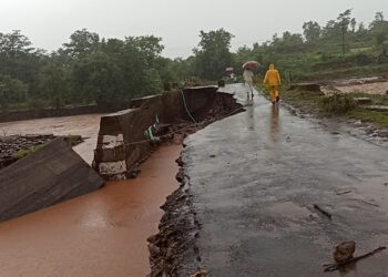 भयंकर! गोवेले रस्त्यावरील बोरज-साखर पुल कोसळला