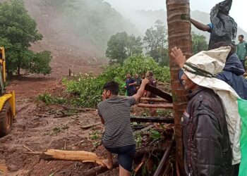 केवनाळे गावात दरड कोसळली; 6 जणांचा मृत्यू…पहा व्हिडिओ…