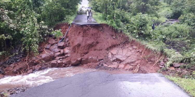 रायगडच्या पायथ्याजवळील गावे रस्ता खचल्यामुळे अडचणीत