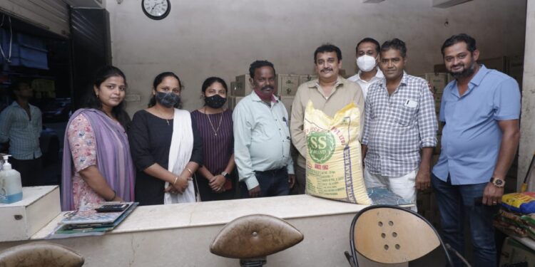 कृषीवलच्या एक हात मदतीचा उपक्रमाला प्रशांत नाईक मित्र मंडळाची साथ