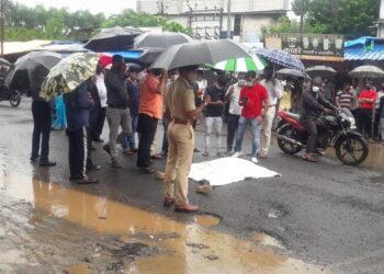 रोह्यातील खड्डयांनी घेतला तरुणाचा जीव; पिकअपच्या चाकाखाली आल्याने जागीच मृत्यू