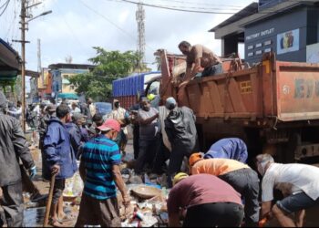चिपळूणमध्ये धर्माधिकारी प्रतिष्ठानची साफसफाई ; सामाजिक बांधिलकीने नागरिक गहिवरले
