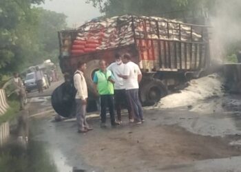 थरारक! खोपोली शिळफाट्यावर ब्रिजवर ट्रकला आग…पहा व्हिडिओ