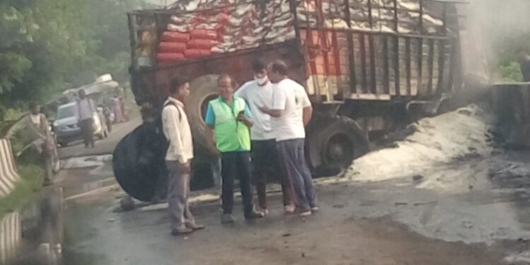 थरारक! खोपोली शिळफाट्यावर ब्रिजवर ट्रकला आग…पहा व्हिडिओ