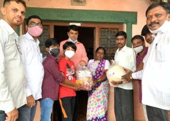 शेकापची पाचवी पिढी समाजसेवेत ; शेकाप विद्यार्थी नेते युवराज नृपाल पाटील यांच्या तर्फे काशीद मध्ये अन्न धान्य, शालेय वस्तू वाटप