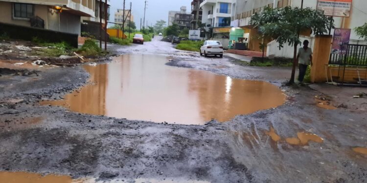ममदापूर नागरी भागातील रस्त्याचे झाले डबके
