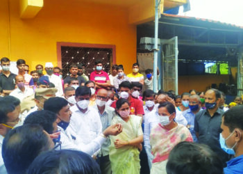 दरडग्रस्त सांगवी गावाची पालकमंत्र्यांकडून पाहणी