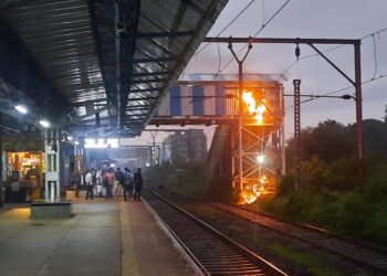 भिवपुरी रोड रेल्वे स्थानकात आग