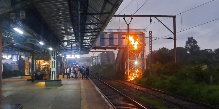 भिवपुरी रोड रेल्वे स्थानकात आग