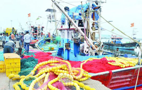 साखरतर येथील मासेमारी नौका बचावली