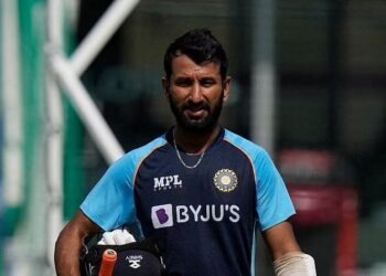 पुजाराच्या बॅटिंगवर टीकांची झोड