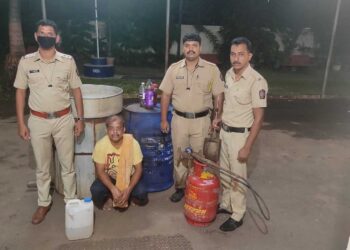 पोलिसांकडून गावठी दारू नष्ट