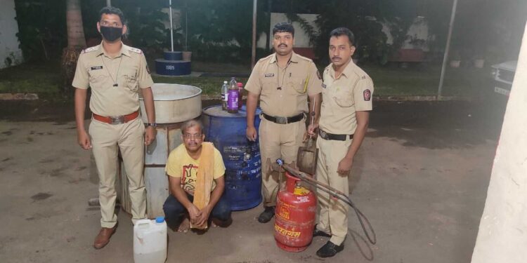 पोलिसांकडून गावठी दारू नष्ट