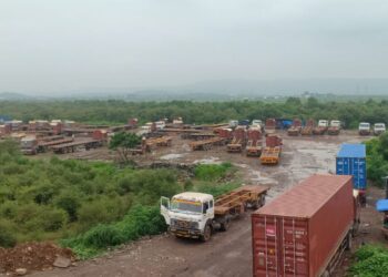 धुतुम परिसरात अनधिकृत पार्किंगचा सुळसुळाट