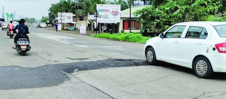 गतिरोधकावरील डांबर गायब