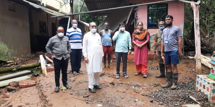 काँग्रेसचे प्रदेशाध्यक्ष हुसेन दलवाई पूरग्रस्त भागाच्या दौर्‍यावर