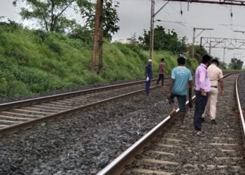 लोकल प्रवास बंद असतानासुद्धा लोकलमधून प्रवास करणाऱ्या तरुणाचा पडून मृत्यू