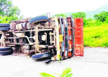 कर्जत-कल्याण राज्यमार्गावर पार्ले बिस्कीटचा टेम्पो उलटला