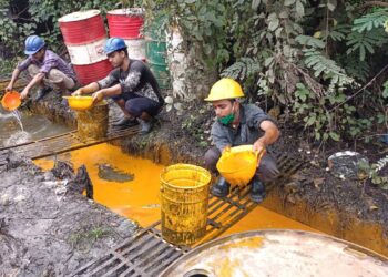 उरणच्या जे एन पी टी बंदर परिसरातील गणेशबेन्जो प्लास्ट प्रकल्पातून ऑईल गळती !!