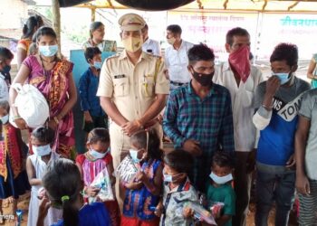 लाईफ फाऊंडेशन मुंबई व जीवनधारा संस्था कोलाड यांच्यामार्फत 50 कुटुंबांना भांडी व 500 मुलांना आरोग्य किट वाटप