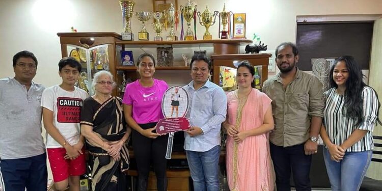 टेनिसपटू आकांक्षाचा प्रितम म्हात्रे यांच्या हस्ते सत्कार