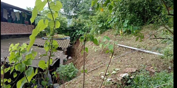 दरड कोसळण्याच्या धास्तीने लोक भयभीत