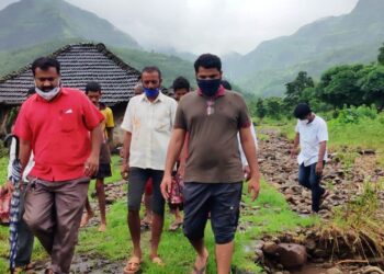 महाडमध्ये अतिवृष्टीने अनेक रस्ते खचले