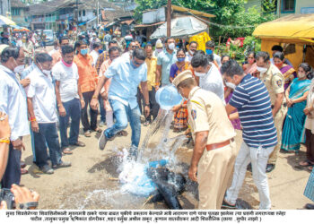 नाखवा निघाला दर्यावरी…